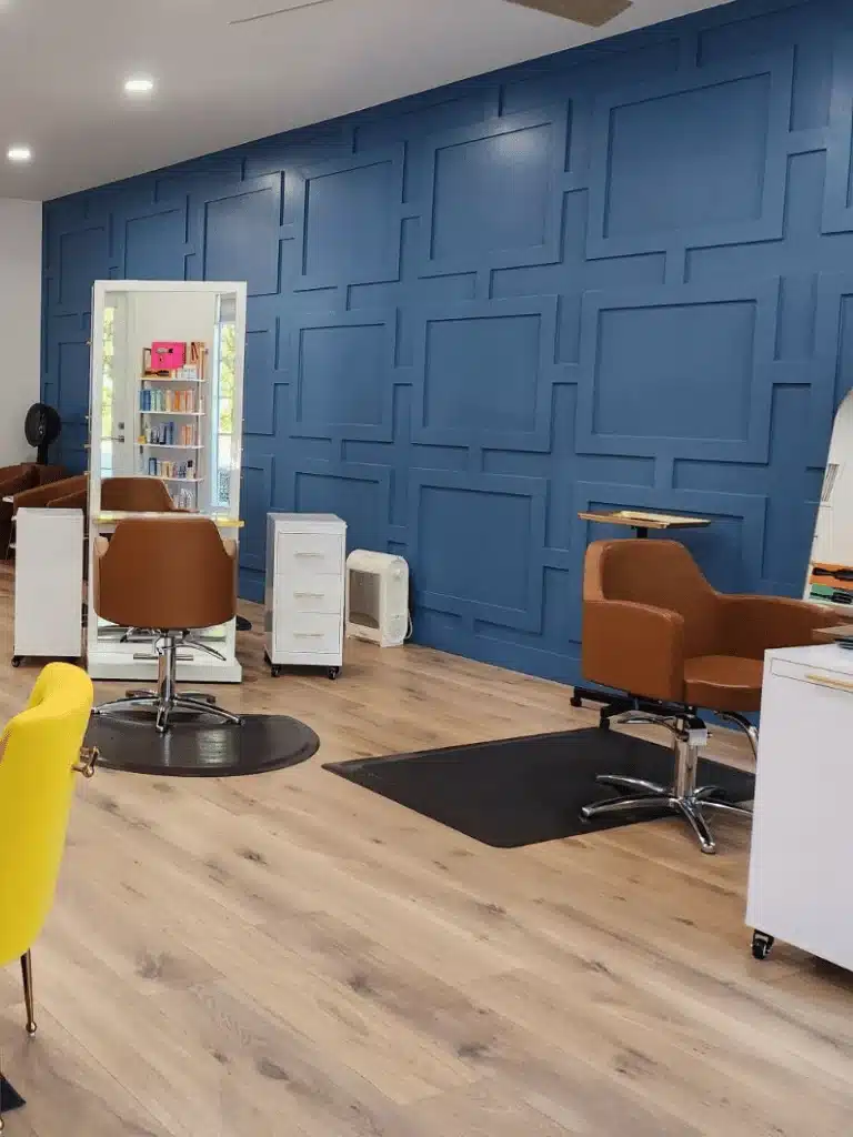 Salon221_Interior_02_Styling_Stations