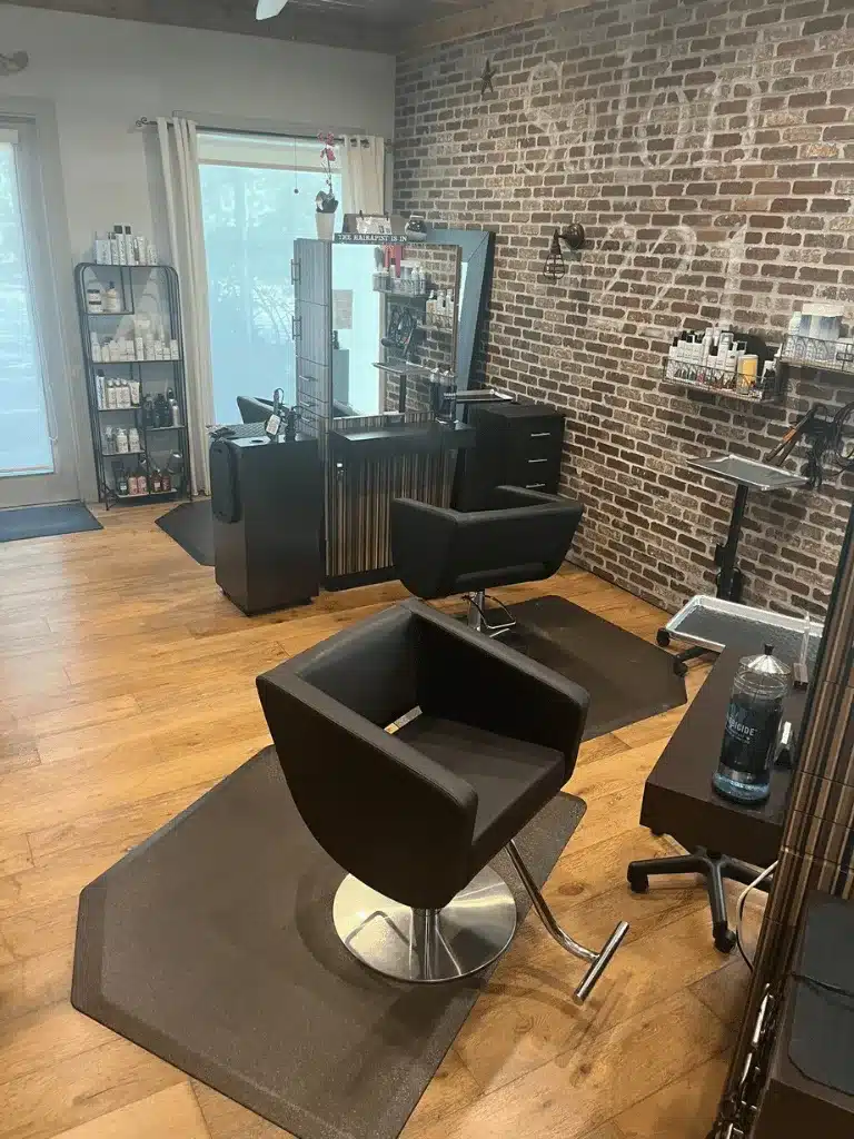 Salon221_Interior_07_Cutting_Station
